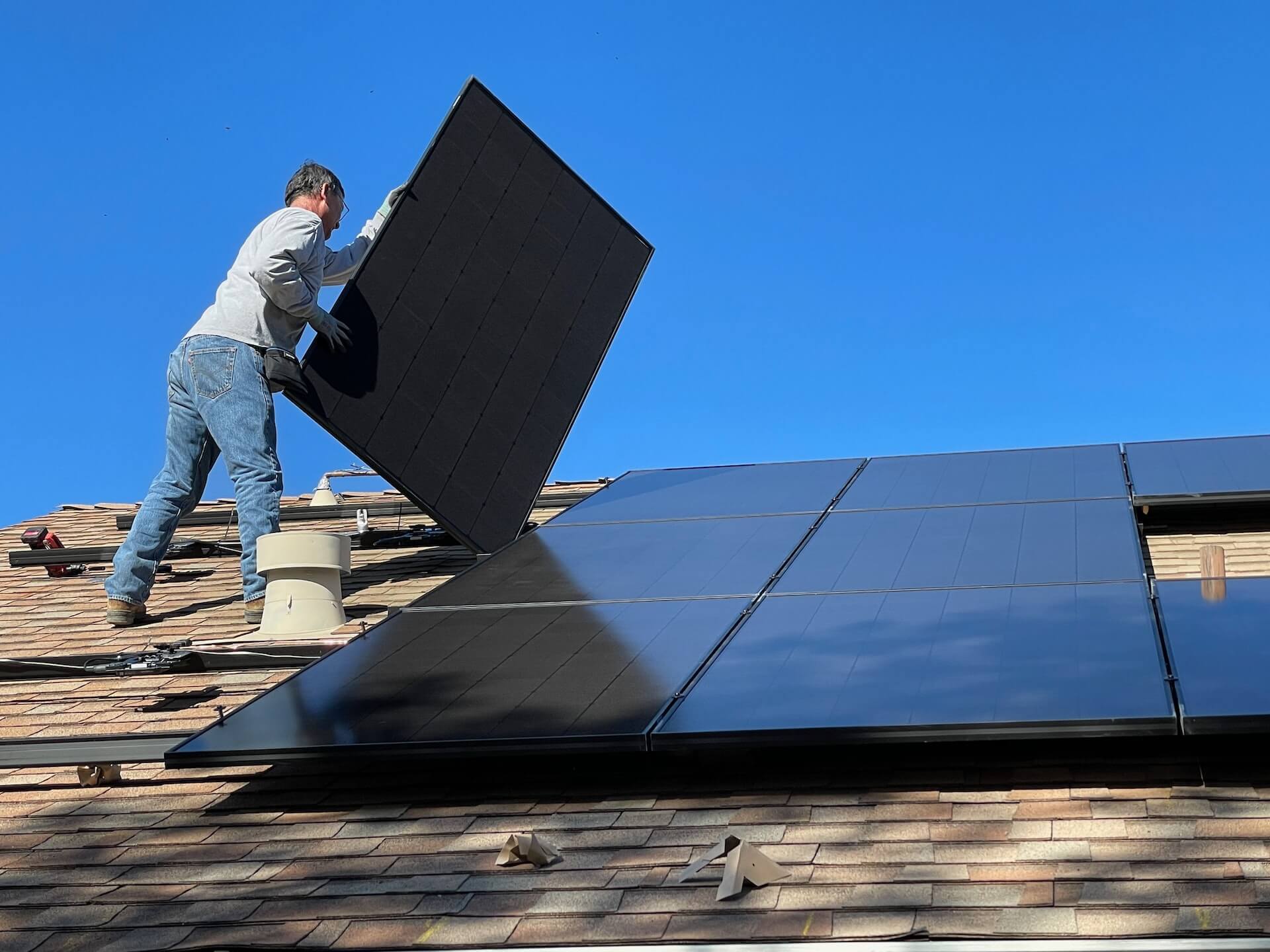 un homme remplaçant des panneaux solaires